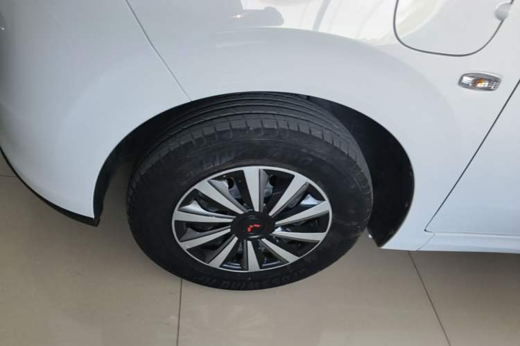 Used Wuling Hongguang New Energy 2024 All-Electric Model 300KM Standard Version Left Front Wheel Hub