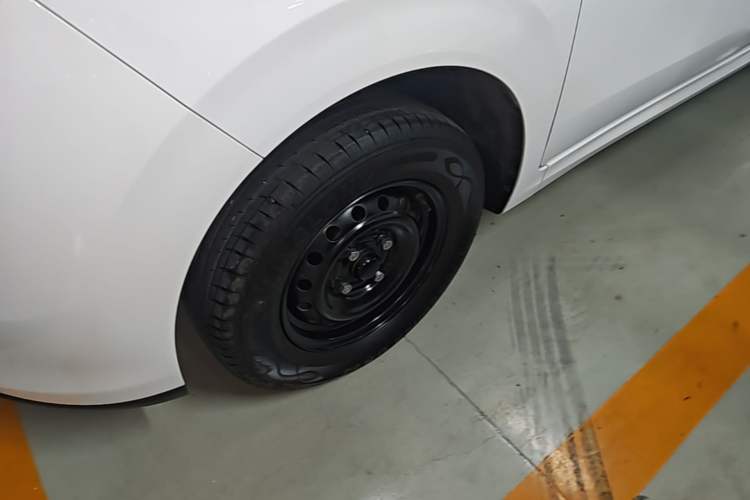 Used Wuling Hongguang New Energy 2024 All-Electric Model 300KM Standard Version Left Front Wheel Hub