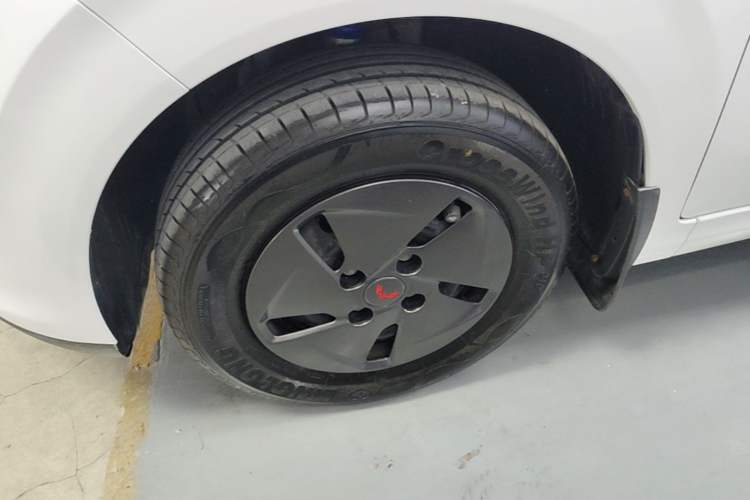 Used Wuling Hongguang New Energy 2024 All-Electric Model 300KM Standard Version Left Front Wheel Hub