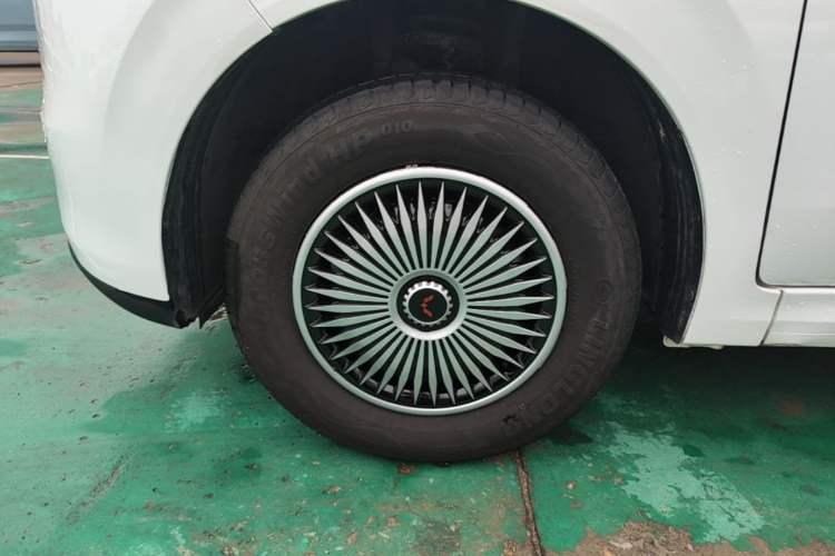 Used Wuling Hongguang New Energy 2024 All-Electric Model 300KM Practical Version Left Front Wheel Hub