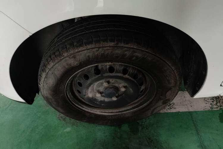 Used Wuling Hongguang New Energy 2024 All-Electric Model 300KM Standard Version Left Front Wheel Hub
