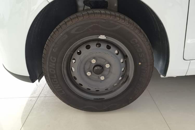 Used Wuling Hongguang New Energy 2024 All-Electric Model 300KM Standard Version Left Front Wheel Hub