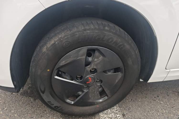 Used Wuling Hongguang New Energy 2024 All-Electric Model 300KM Standard Version Left Front Wheel Hub