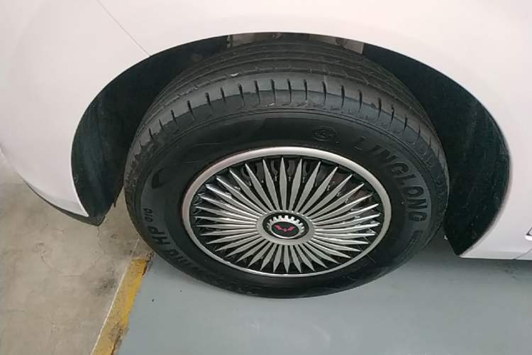Used Wuling Hongguang New Energy 2024 All-Electric Model 300KM Standard Version Left Front Wheel Hub