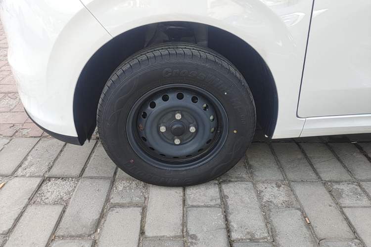 Used Wuling Hongguang New Energy 2024 All-Electric Model 300KM Standard Version Left Front Wheel Hub
