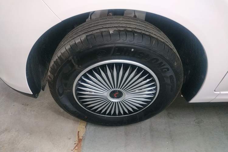 Used Wuling Hongguang New Energy 2024 All-Electric Model 300KM Standard Version Left Front Wheel Hub