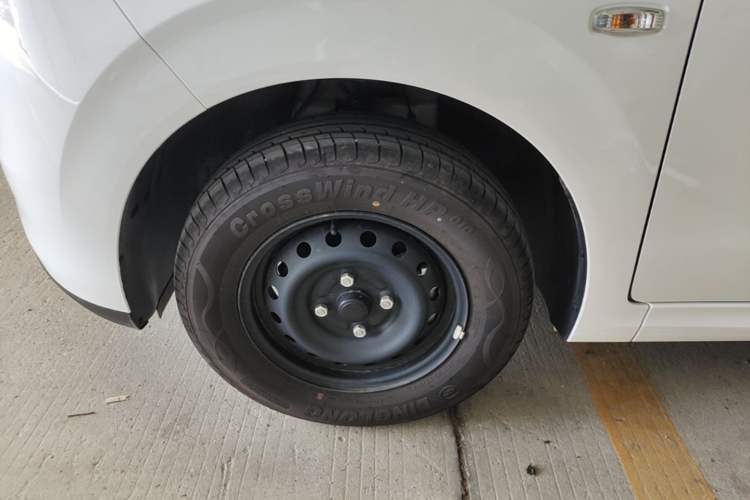 Used Wuling Hongguang New Energy 2024 All-Electric Model 300KM Standard Version Left Front Wheel Hub