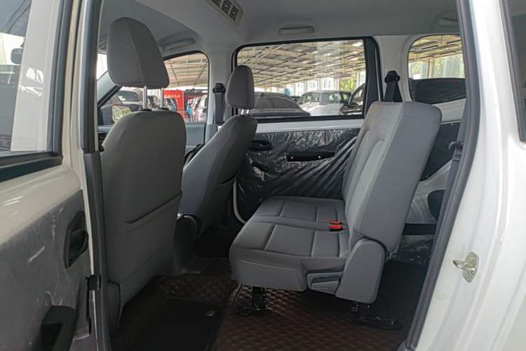 Used Wuling Hongguang New Energy 2024 All-Electric Model 300KM Standard Version Left Rear Seat