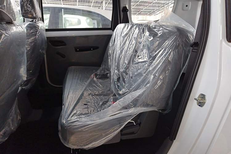 Used Wuling Hongguang New Energy 2024 All-Electric Model 300KM Standard Version Left Rear Seat