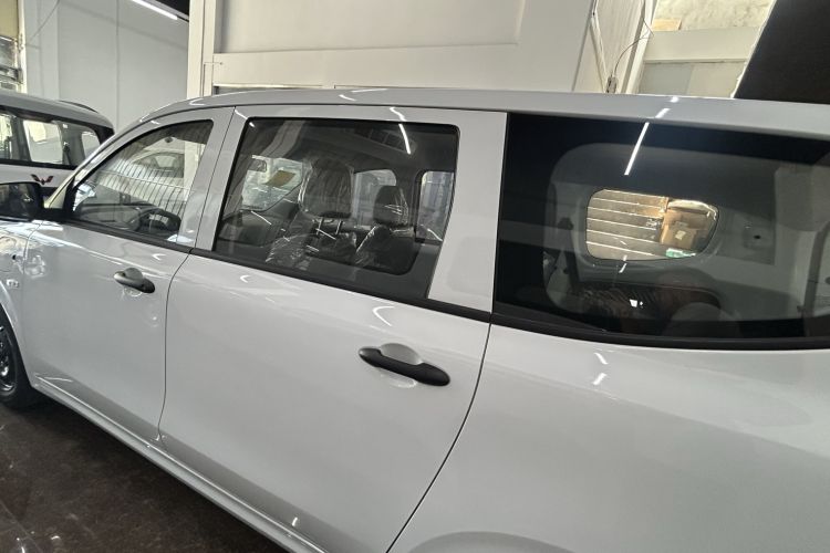 Used Wuling Hongguang New Energy 2024 All-Electric Model 300KM Standard Version Left Side