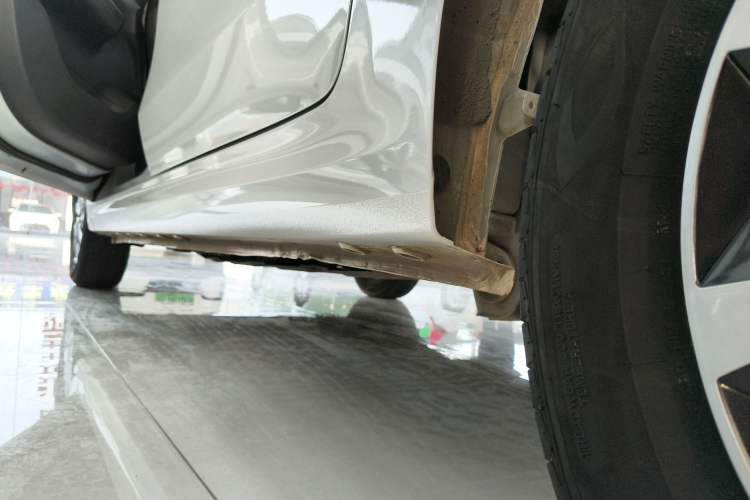 Used Wuling Hongguang New Energy 2024 All-Electric Model 300KM Standard Version Left Side Sill