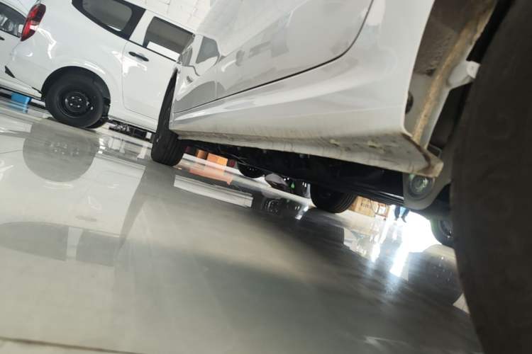 Used Wuling Hongguang New Energy 2024 All-Electric Model 300KM Standard Version Left Side Sill