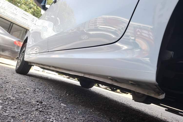 Used Wuling Hongguang New Energy 2024 All-Electric Model 300KM Standard Version Left Side Sill