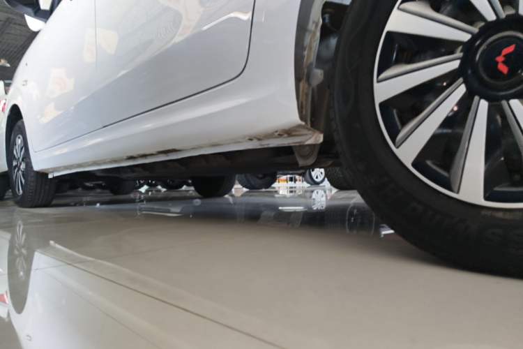 Used Wuling Hongguang New Energy 2024 All-Electric Model 300KM Standard Version Left Side Sill