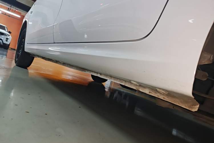 Used Wuling Hongguang New Energy 2024 All-Electric Model 300KM Standard Version Left Side Sill