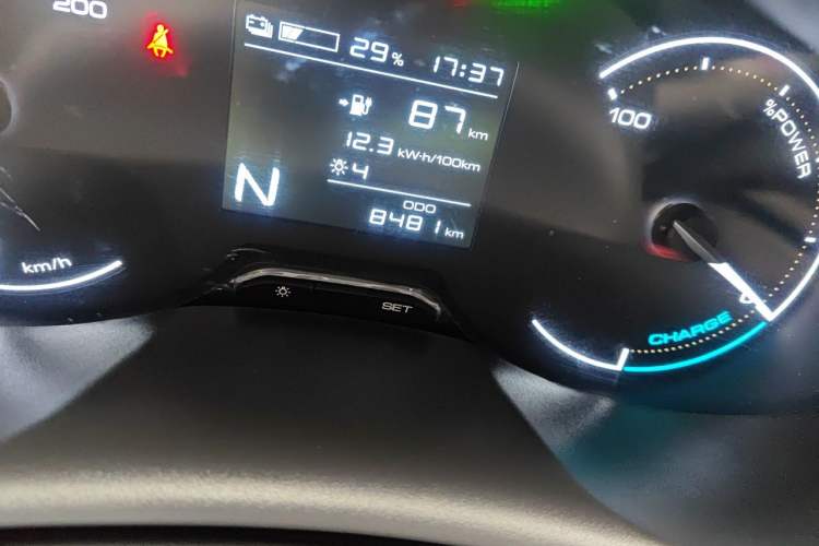 Used Wuling Hongguang New Energy 2024 All-Electric Model 300KM Practical Version Odometer Close Up