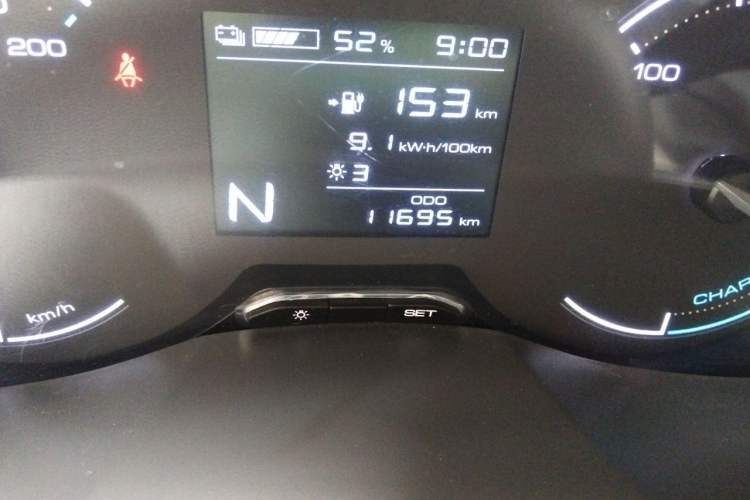 Used Wuling Hongguang New Energy 2024 All-Electric Model 300KM Practical Version Odometer Close Up