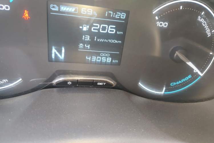 Used Wuling Hongguang New Energy 2024 All-Electric Model 300KM Practical Version Odometer Close Up