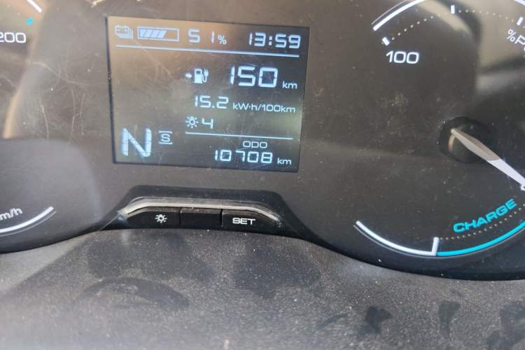 Used Wuling Hongguang New Energy 2024 All-Electric Model 300KM Practical Version Odometer Close Up