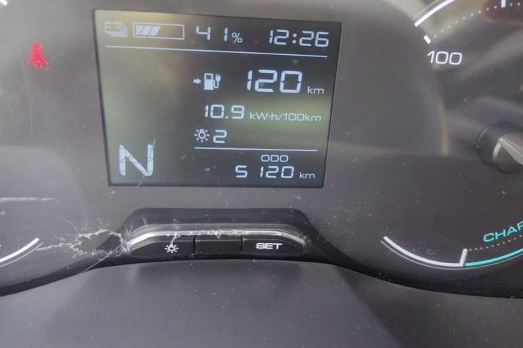 Used Wuling Hongguang New Energy 2024 All-Electric Model 300KM Practical Version Odometer Close Up