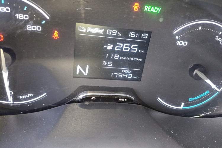 Used Wuling Hongguang New Energy 2024 All-Electric Model 300KM Standard Version Odometer Close Up
