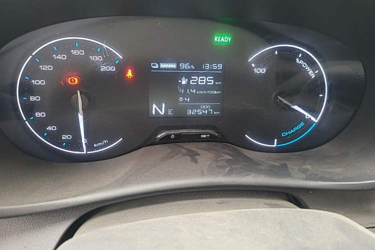 Used Wuling Hongguang New Energy 2024 All-Electric Model 300KM Practical Version Odometer Close Up