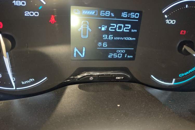 Used Wuling Hongguang New Energy 2024 All-Electric Model 300KM Practical Version Odometer Close Up