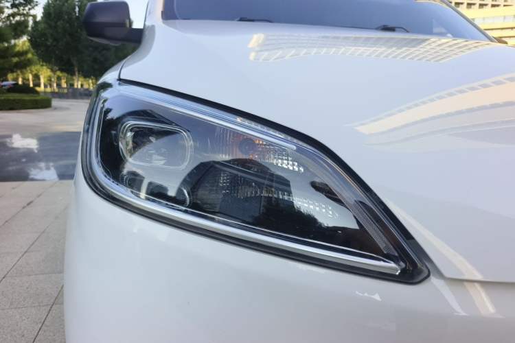 Used Wuling Hongguang New Energy 2024 All-Electric Model 300KM Standard Version Right Front Headlight