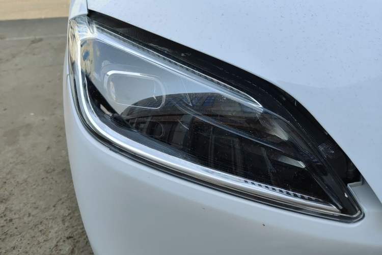 Used Wuling Hongguang New Energy 2024 All-Electric Model 300KM Practical Version Right Front Headlight