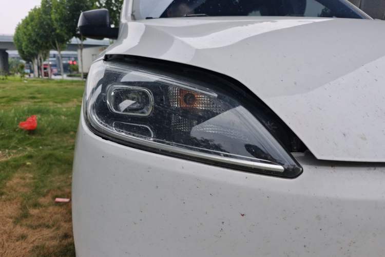 Used Wuling Hongguang New Energy 2024 All-Electric Model 300KM Standard Version Right Front Headlight