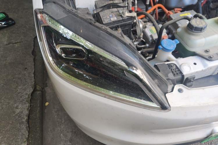 Used Wuling Hongguang New Energy 2024 All-Electric Model 300KM Standard Version Right Front Headlight