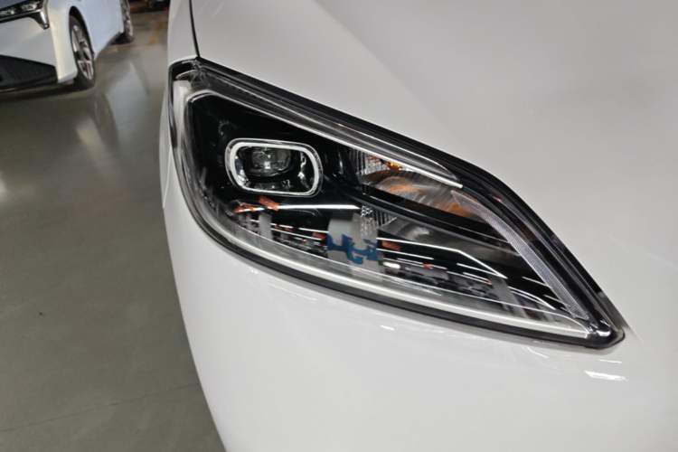 Used Wuling Hongguang New Energy 2024 All-Electric Model 300KM Standard Version Right Front Headlight