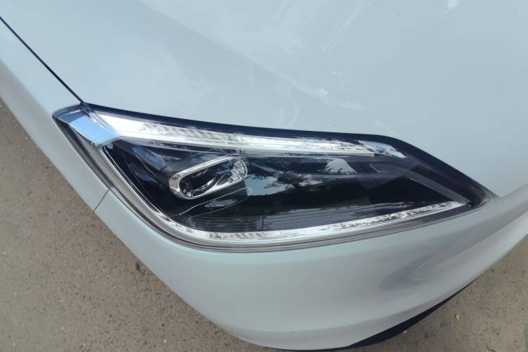 Used Wuling Hongguang New Energy 2024 All-Electric Model 300KM Practical Version Right Front Headlight