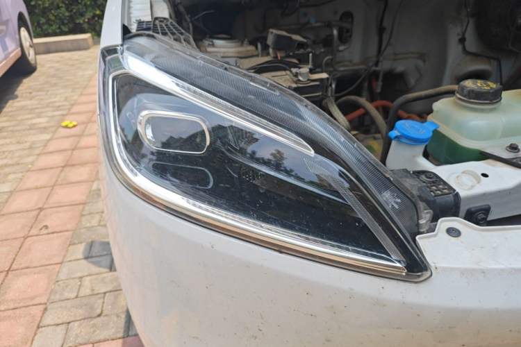 Used Wuling Hongguang New Energy 2024 All-Electric Model 300KM Standard Version Right Front Headlight
