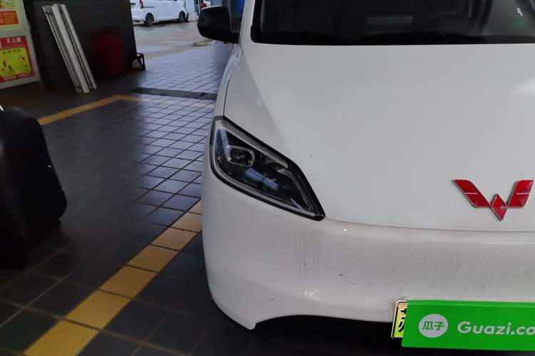 Used Wuling Hongguang New Energy 2024 All-Electric Model 300KM Standard Version Right Front Headlight