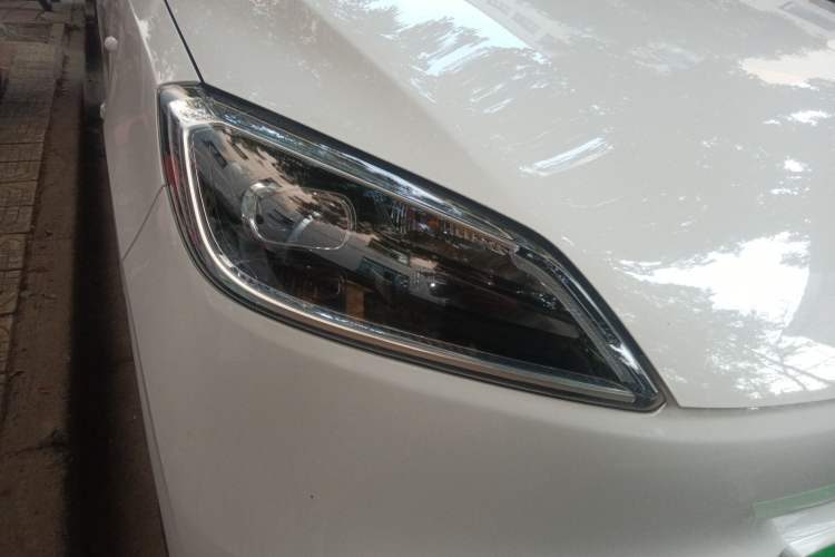 Used Wuling Hongguang New Energy 2024 All-Electric Model 300KM Standard Version Right Front Headlight