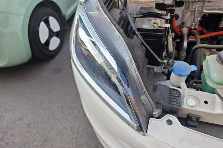 Used Wuling Hongguang New Energy 2024 All-Electric Model 300KM Standard Version Right Front Headlight
