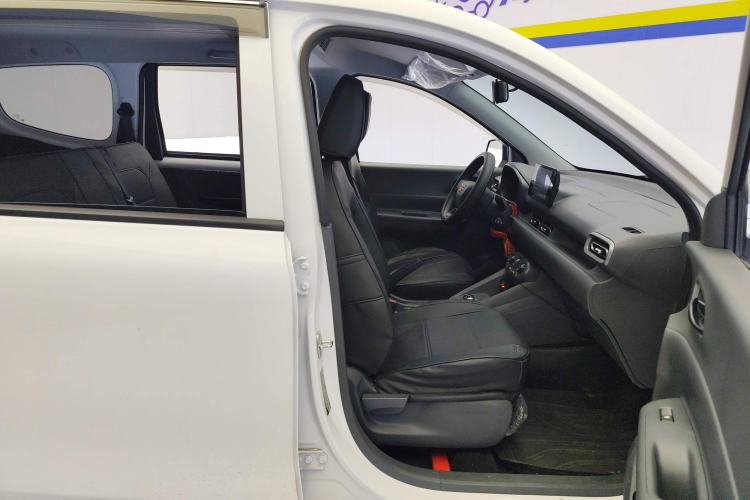 Used Wuling Hongguang New Energy 2024 All-Electric Model 300KM Standard Version Right Front Seat