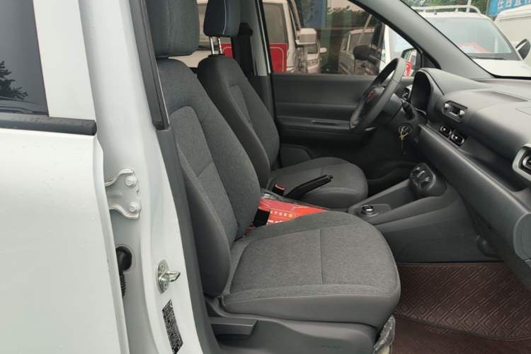 Used Wuling Hongguang New Energy 2024 All-Electric Model 300KM Practical Version Right Front Seat
