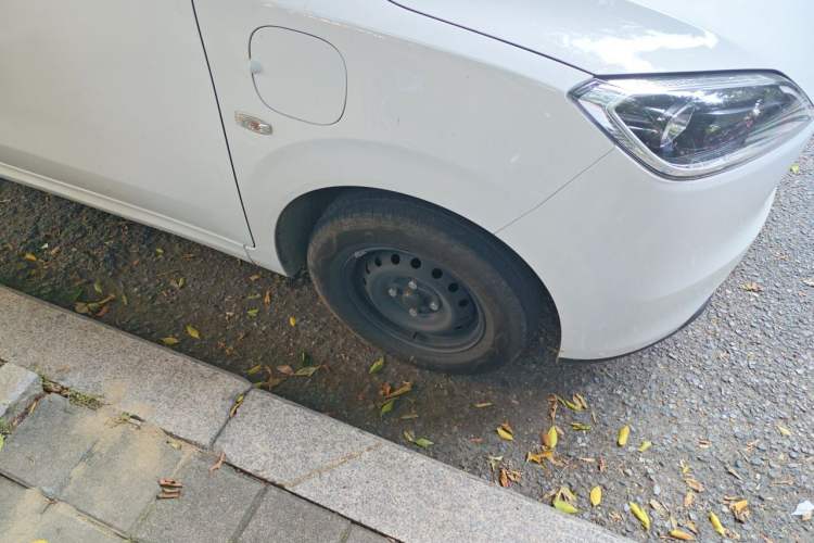 Used Wuling Hongguang New Energy 2024 All-Electric Model 300KM Practical Version Right Front Wheel Hub