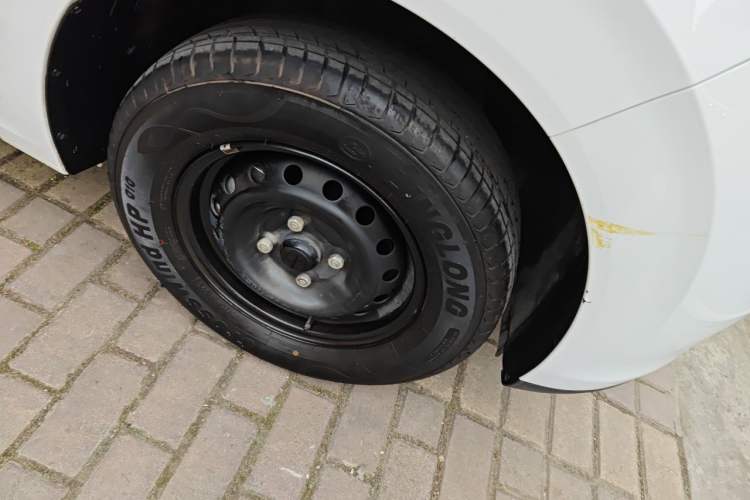 Used Wuling Hongguang New Energy 2024 All-Electric Model 300KM Practical Version Right Front Wheel Hub