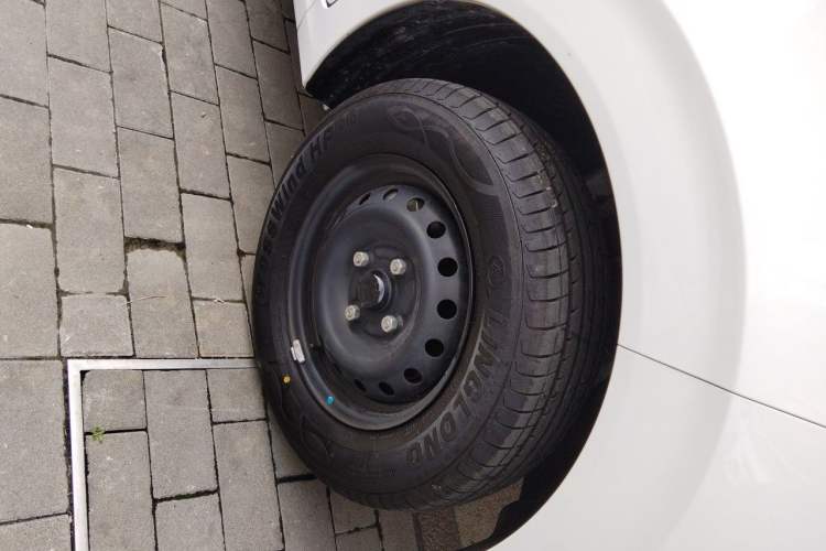 Used Wuling Hongguang New Energy 2024 All-Electric Model 300KM Practical Version Right Front Wheel Hub