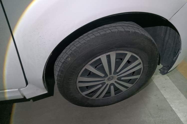Used Wuling Hongguang New Energy 2024 All-Electric Model 300KM Standard Version Right Front Wheel Hub