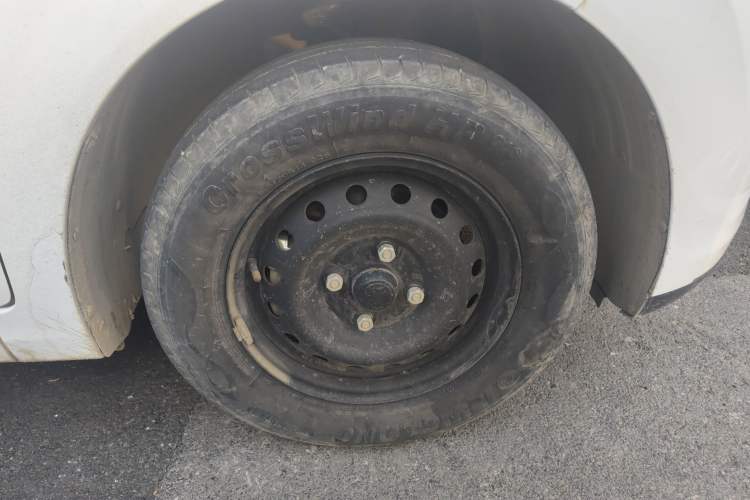 Used Wuling Hongguang New Energy 2024 All-Electric Model 300KM Practical Version Right Front Wheel Hub