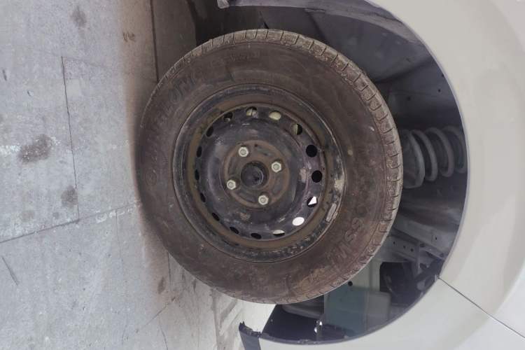 Used Wuling Hongguang New Energy 2024 All-Electric Model 300KM Standard Version Right Front Wheel Hub