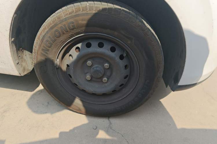 Used Wuling Hongguang New Energy 2024 All-Electric Model 300KM Practical Version Right Front Wheel Hub