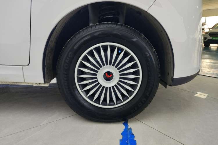 Used Wuling Hongguang New Energy 2024 All-Electric Model 300KM Standard Version Right Front Wheel Hub