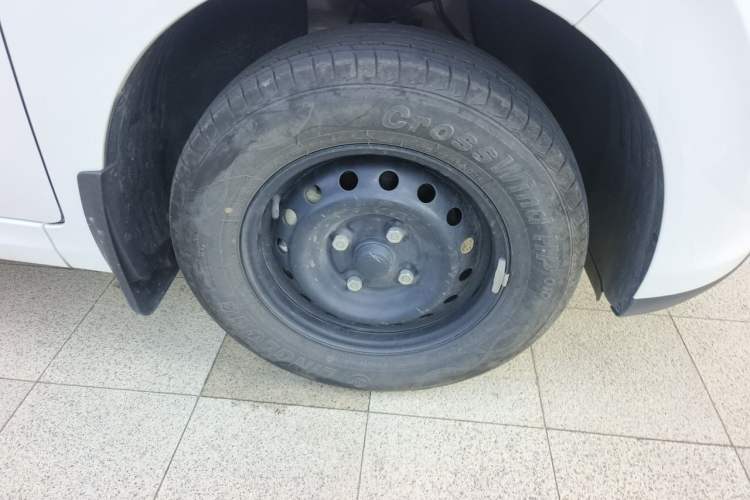 Used Wuling Hongguang New Energy 2024 All-Electric Model 300KM Standard Version Right Front Wheel Hub