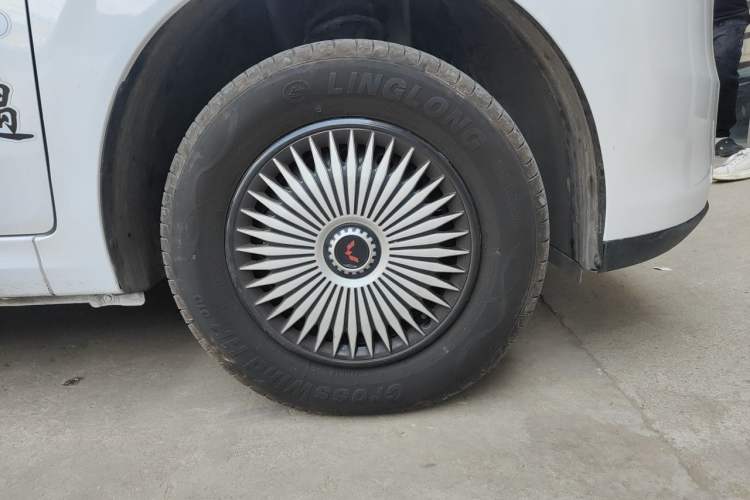Used Wuling Hongguang New Energy 2024 All-Electric Model 300KM Practical Version Right Front Wheel Hub