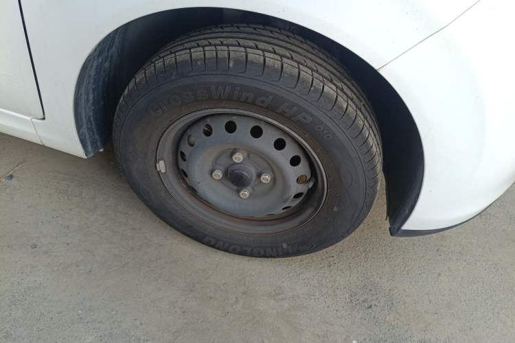 Used Wuling Hongguang New Energy 2024 All-Electric Model 300KM Standard Version Right Front Wheel Hub